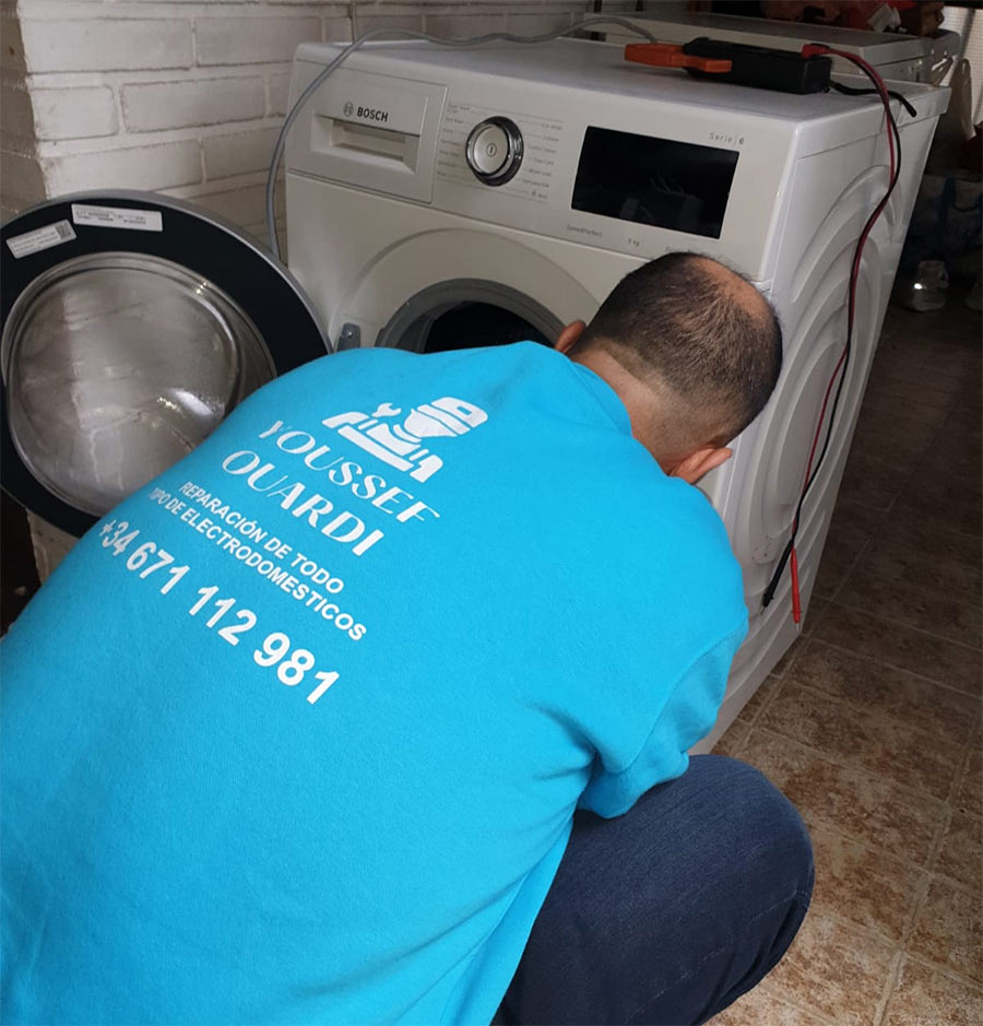 Youssef Ouardi hombre reparando lavadora