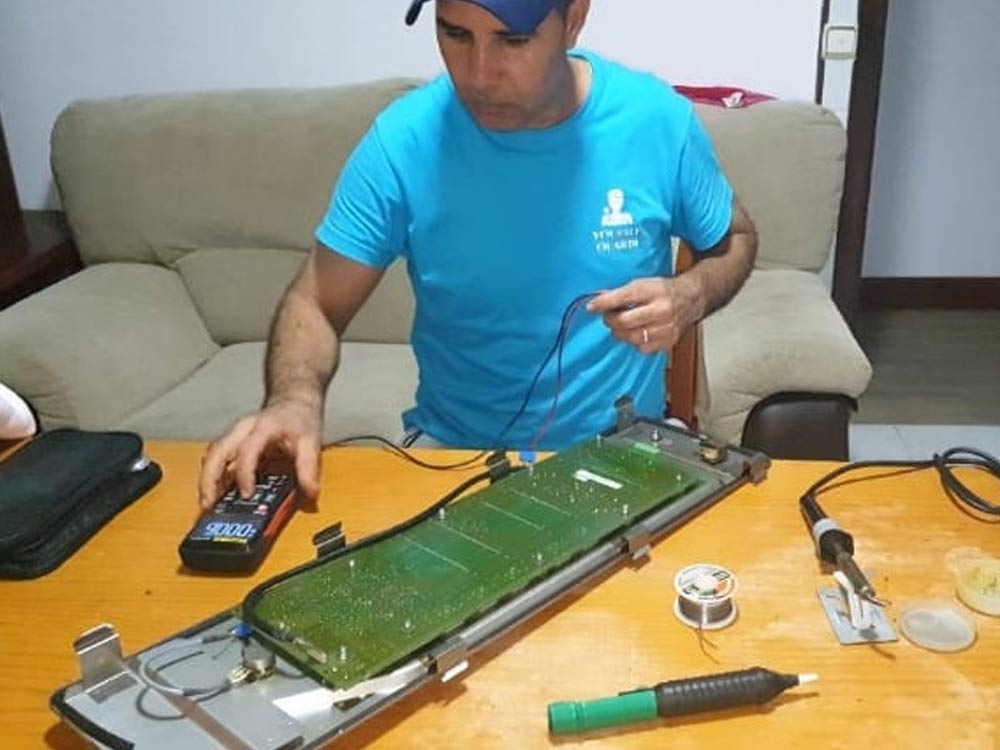 Youssef Ouardi chico reparando electrodoméstico 