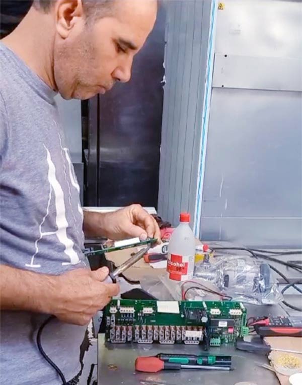 Youssef Ouardi hombre limpiando electrodoméstico
